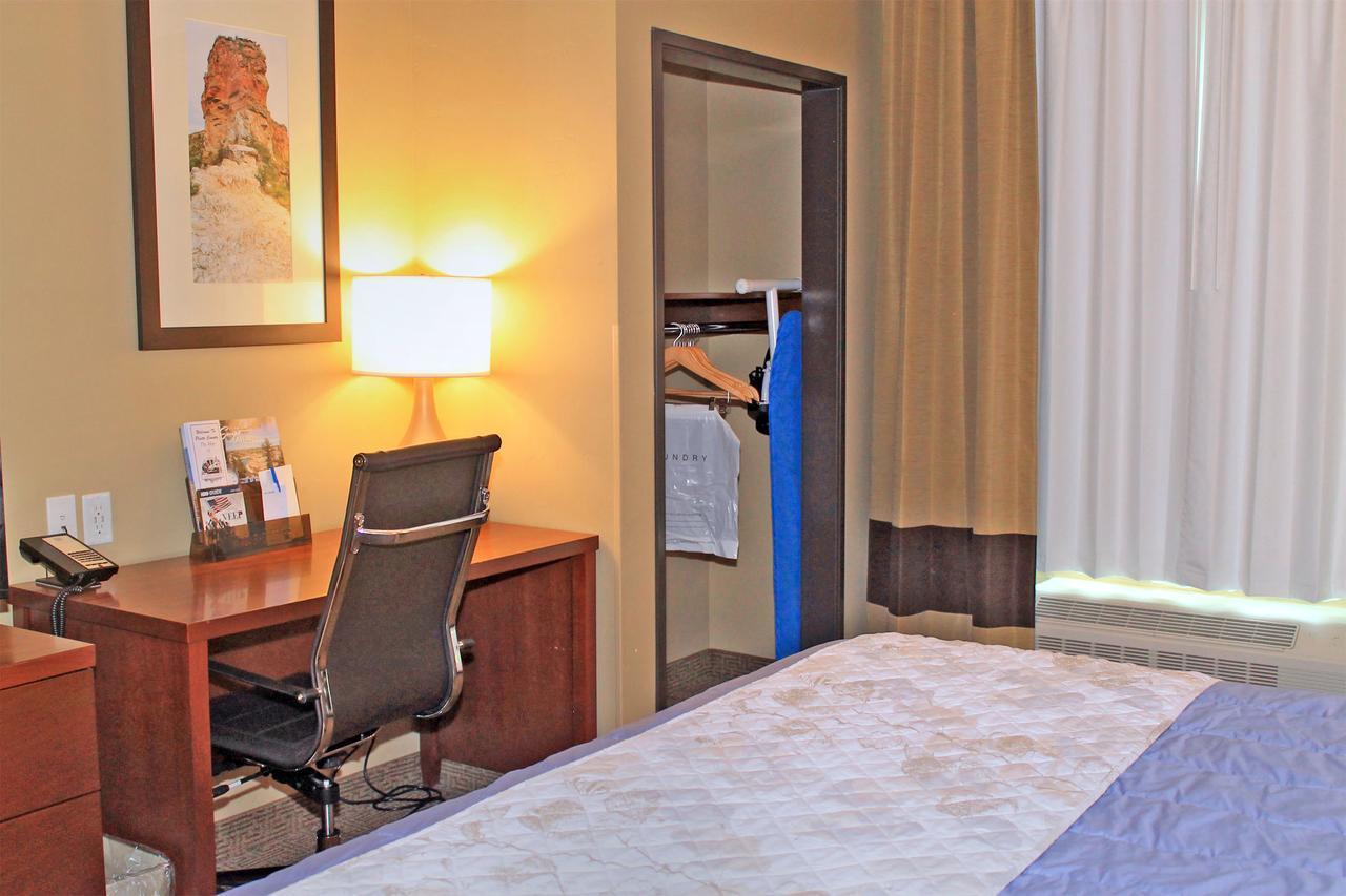 Heartland Inn And Suites Wheatland Eksteriør billede